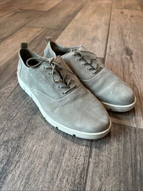 Women’s Ecco Casual Lace-Up Sneakers in Light Gray